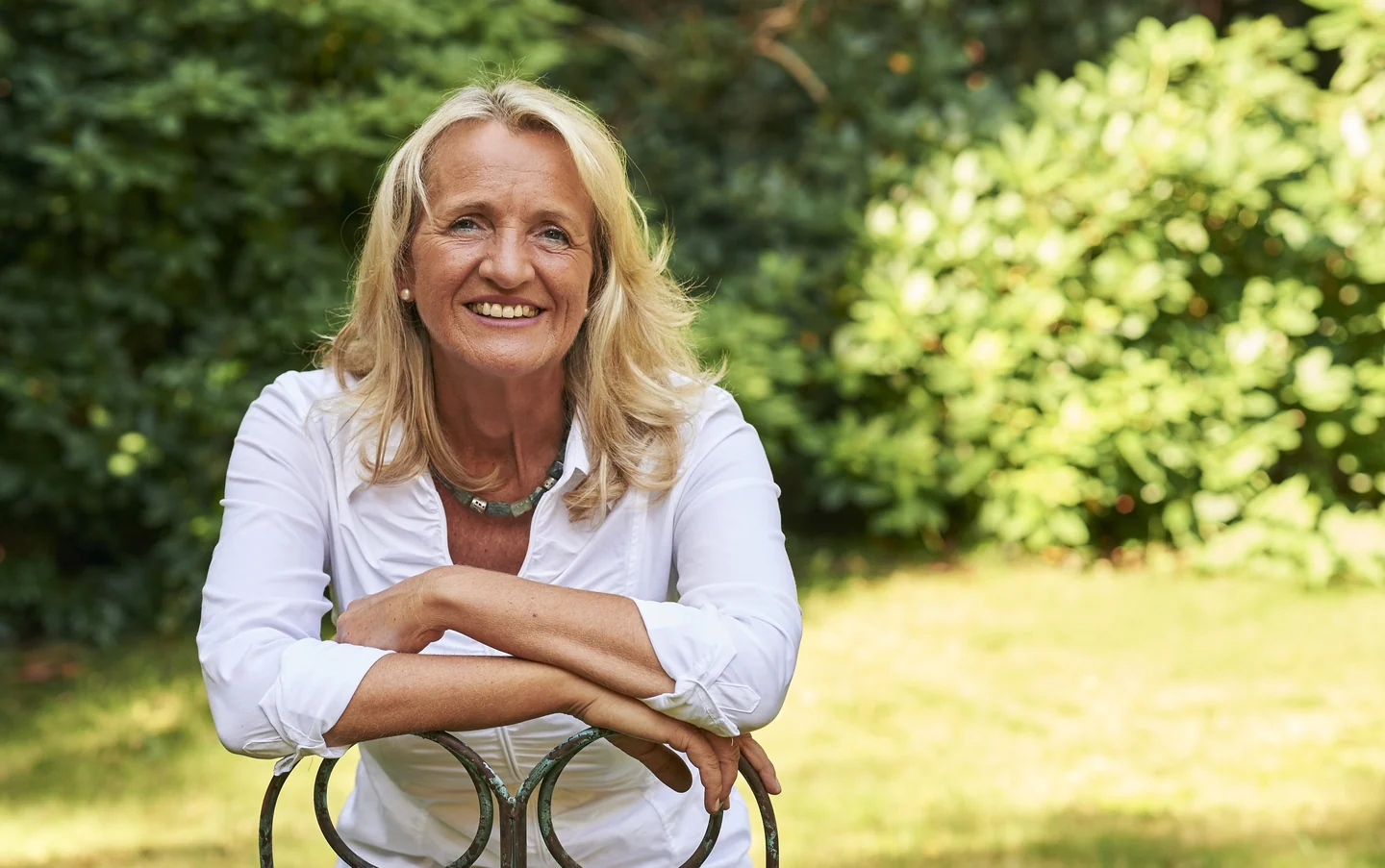 Gabriele Vogel-Wellmann sitzt im Garten